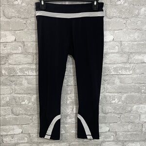Lululemon Run: Inspire Crop II
Black / White
